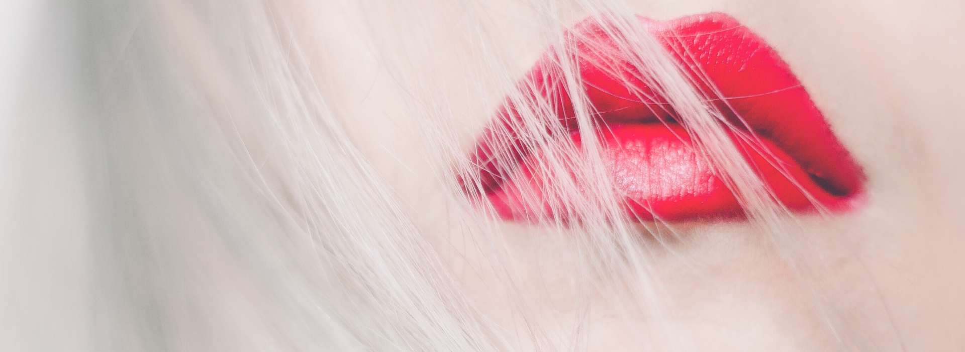 Visage d'une femme avec du rouge à lèvre sexy